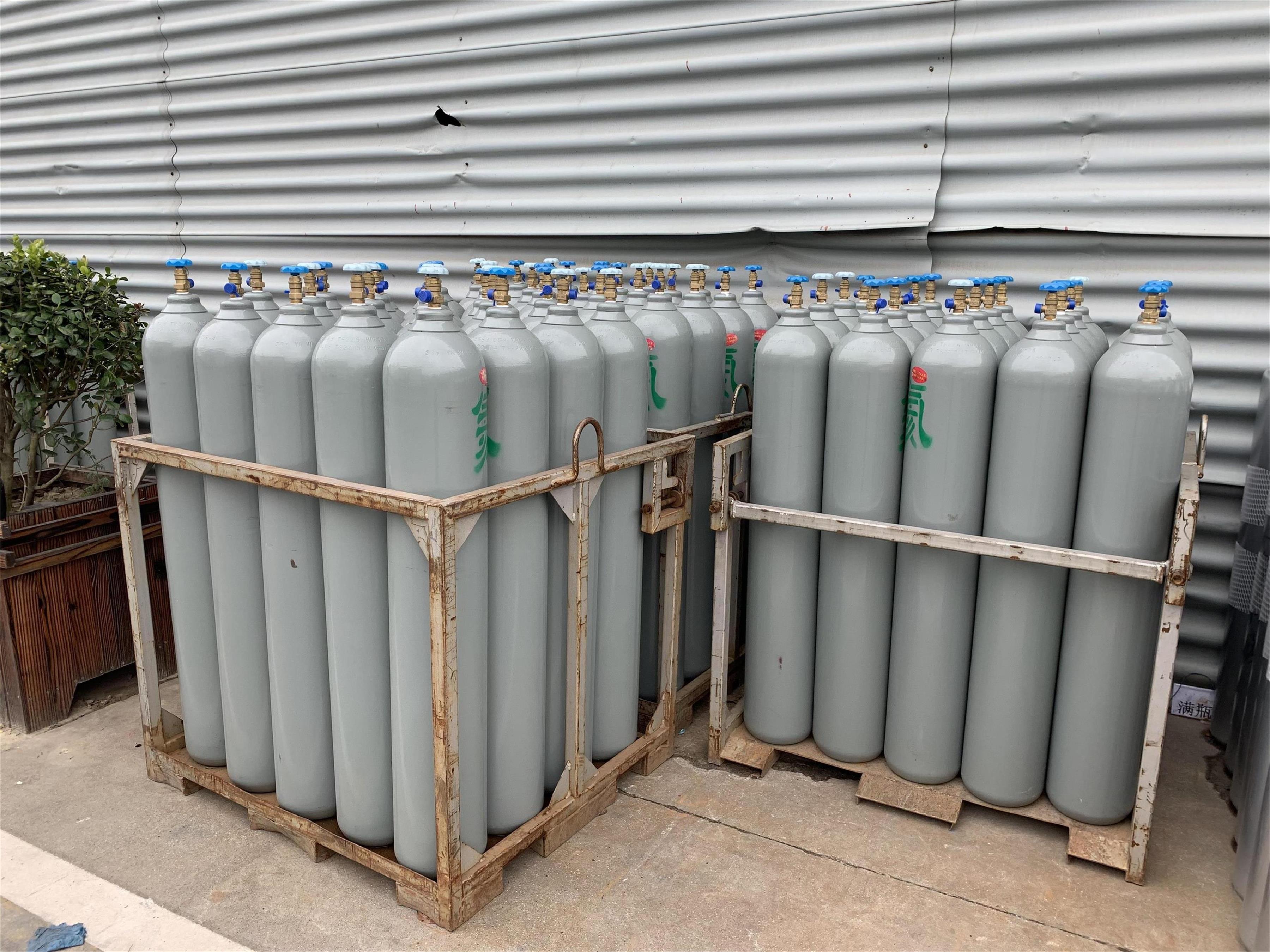 Preparation of high purity helium by deox...