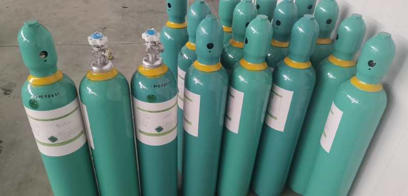 The primary features of excimer laser gas